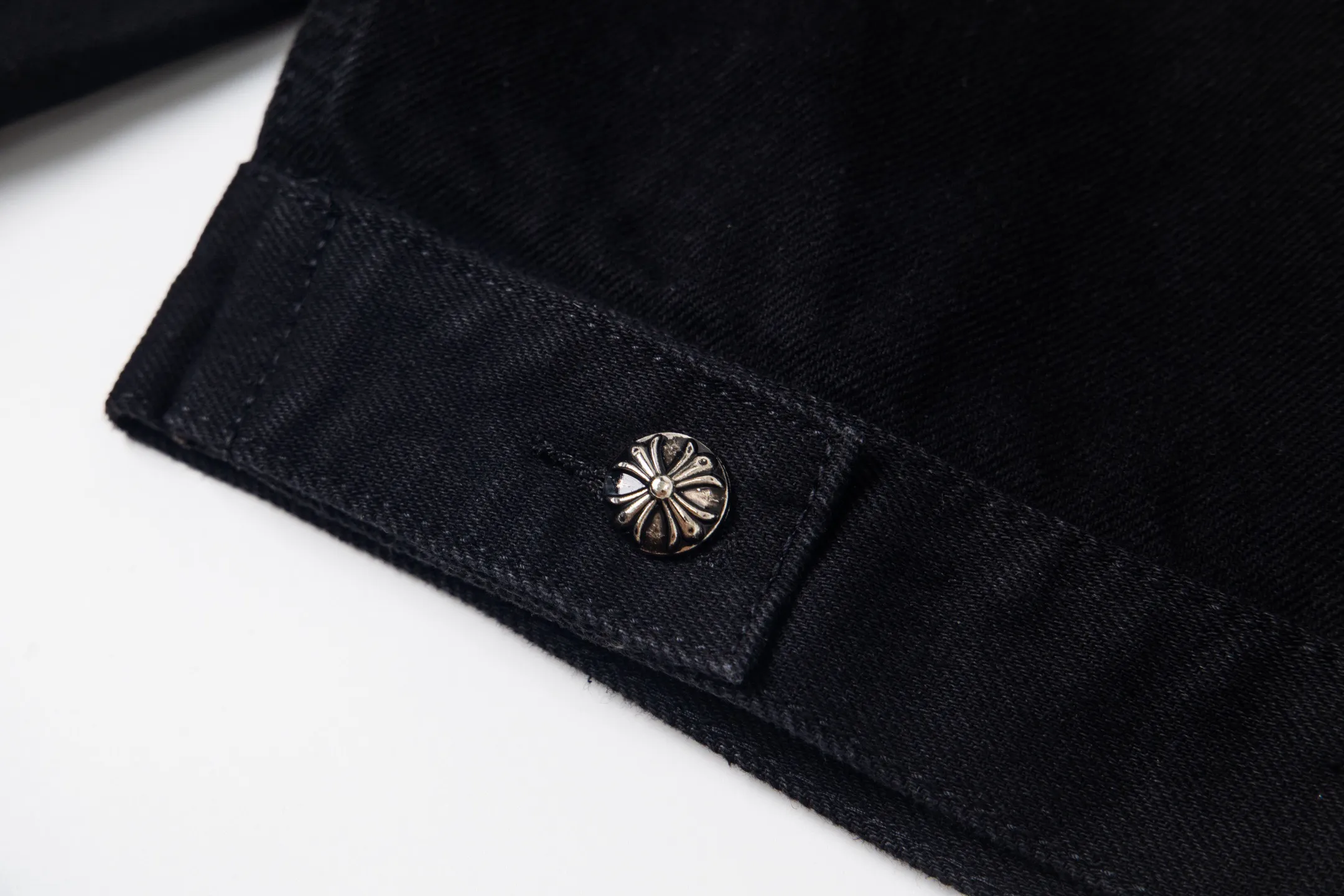 P280 Chrome Hearts Chrome Hearts heavy-duty denim jacket with rivets and multiple farts. The same model as the Internet celebrity star. The cross-printed denim jacket has a unique cross design element and is full of design. It is made of 100% denim cotton fabric with heavy coarse yarn count, which ensures a stiff and tough silhouette while being soft, comfortable and breathable. The lapel is designed with silver buttons and is full of texture. The classic white cross logo is all over the dress, making it a perfect versatile style for spring and summer! The original loose version is made of high-quality pure cotton fabrics. The fabric pattern is high-definition and delicate without burrs. It is comfortable and breathable to wear. All the buttons are molded and customized. It is casual and fashionable and can be matched with any bottoms. It can be windproof and sunproof in spring and summer. It can be worn outside in autumn and winter! Easily concave shape makes you look slimmer and taller, perfect for both men and women! Style number: 1764# Color: Black Size: S M L XL